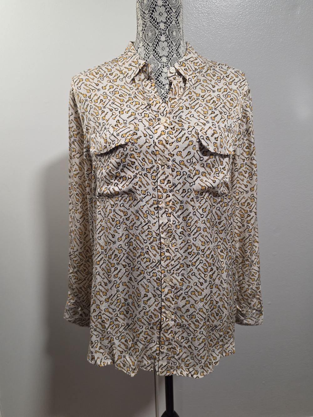 Chico’s The Keys Blouse Size 2 L Cream Gold Novelty Print